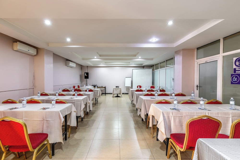 HBT Russel Hotel 48/50