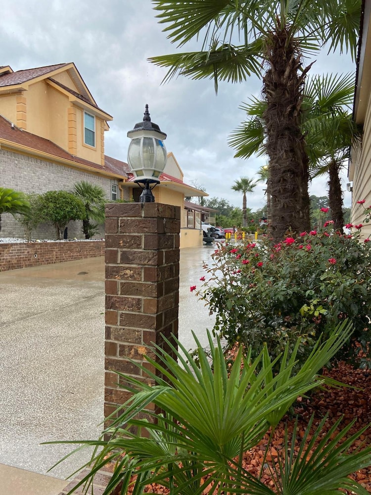 American Inn And Suites 13/47