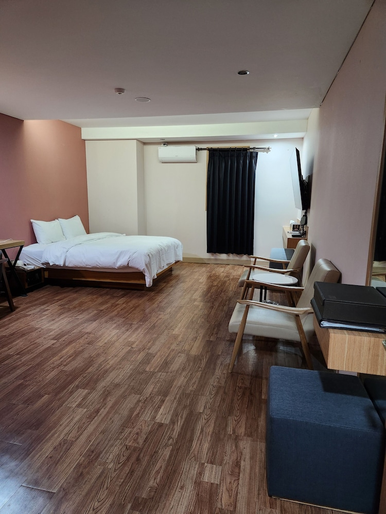 Central Plaza Hotel 24/50