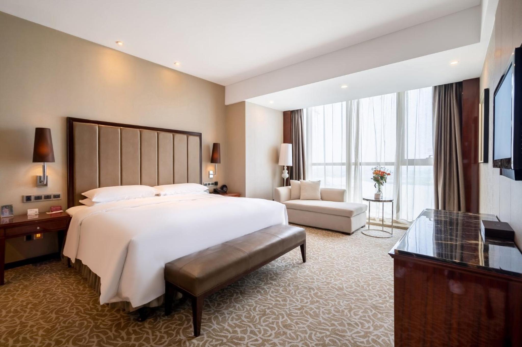 1 Bedroom, Suite, King Bed, River View, Living and Dining Areas