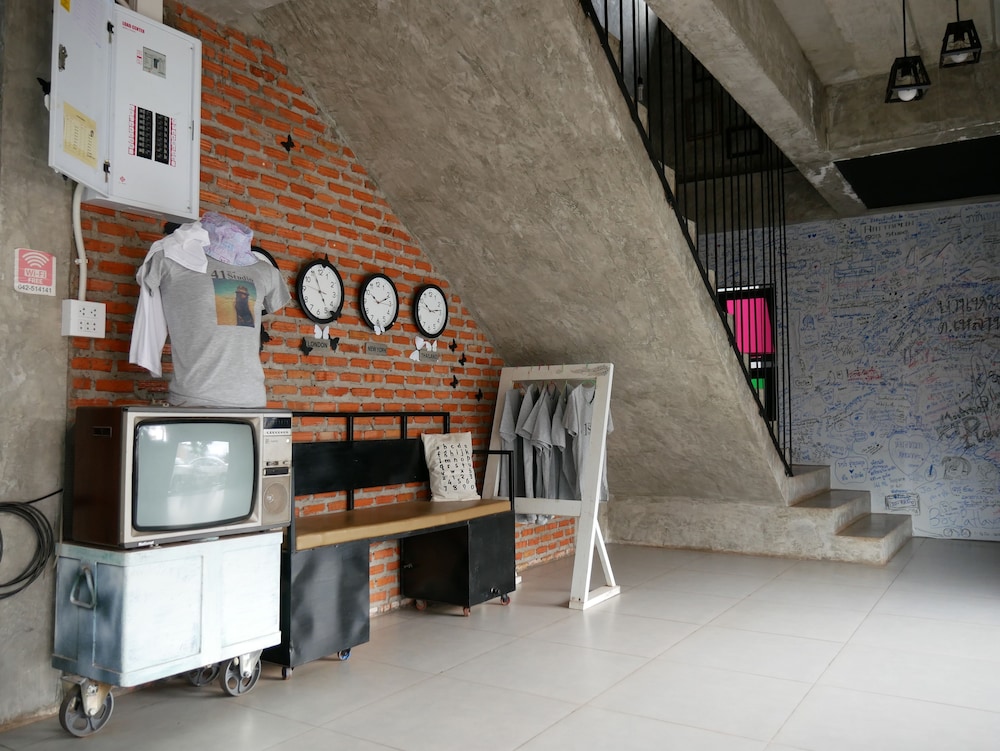 41 Studio - Adults Only 25/33