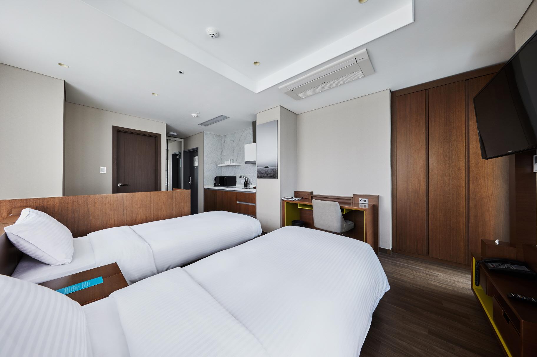 Studio, Twin Beds