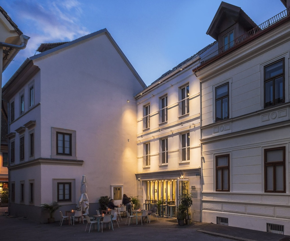 ART HOTEL 2/42