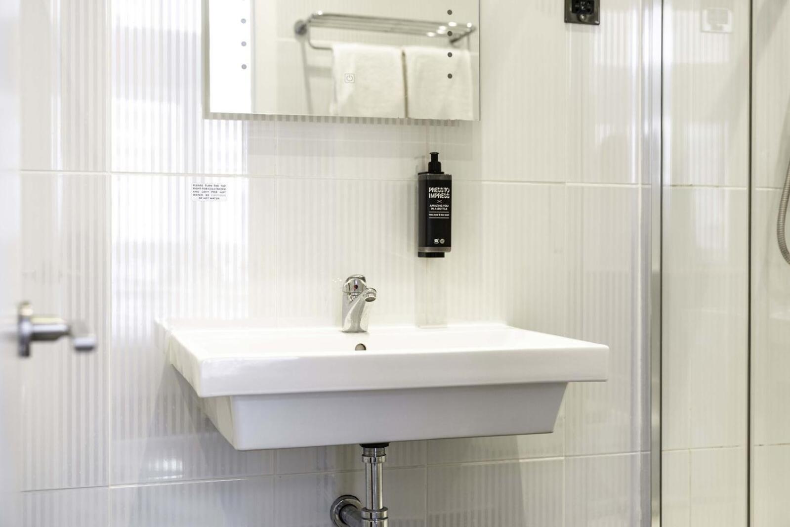 غرفة عائلية بسرير مزدوج، Heeton Concept Hotel - Kensington London 9/10
