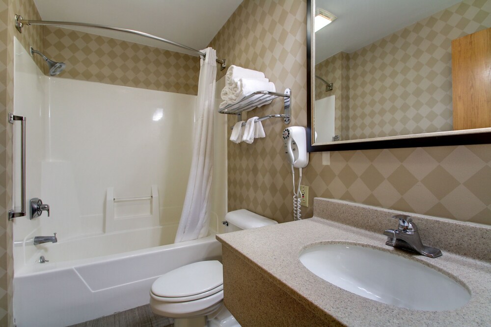 Galesburg Inn and Suites 16/42