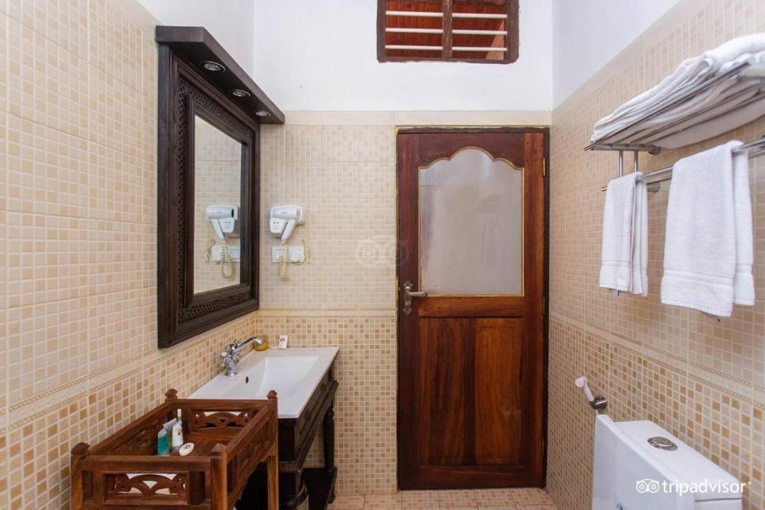 غرفة قياسية بسريرين منفصلين