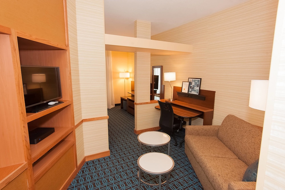 Comfort Inn and Suites Akron South 27/39