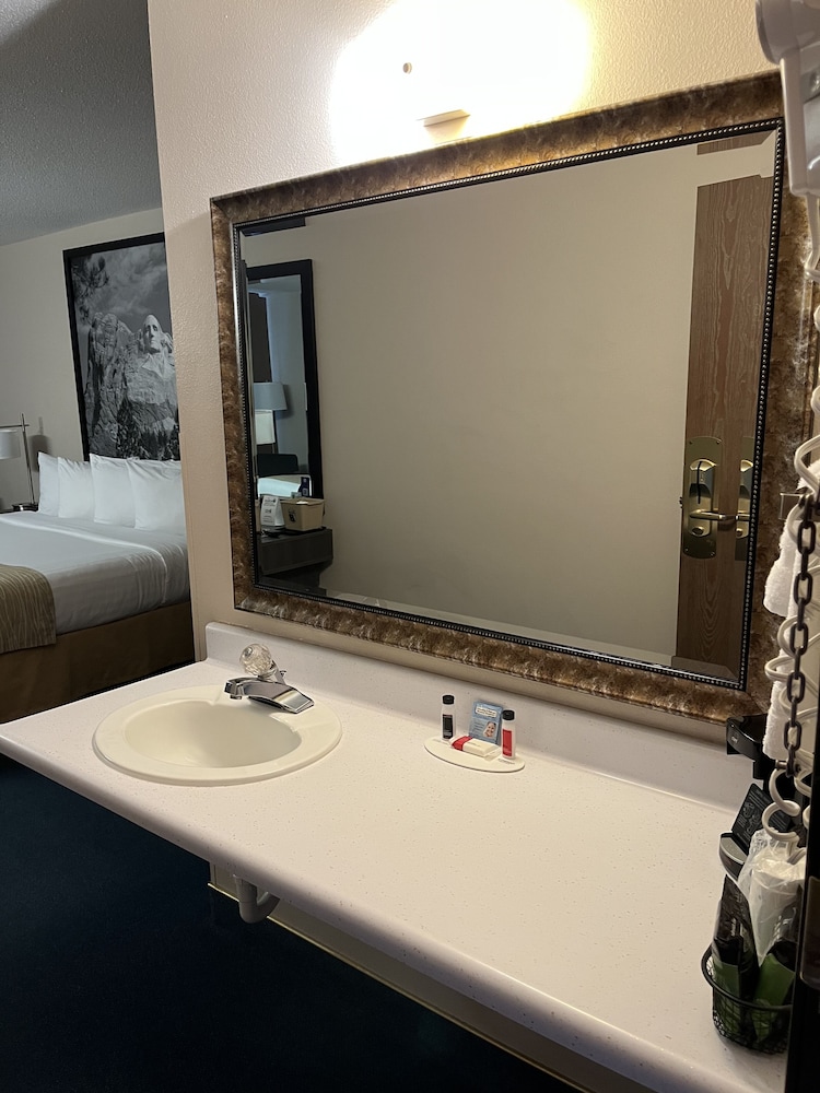 Super 8 By Wyndham Sturgis 20/27