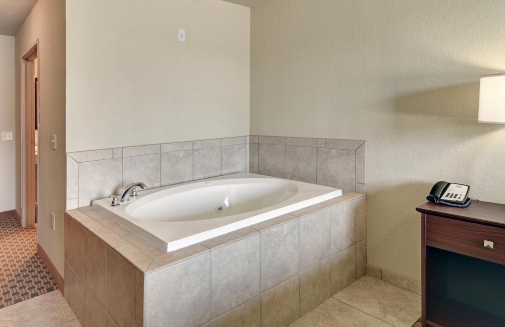 Cobblestone Inn Amp Suites Big Lake Tx 33/80