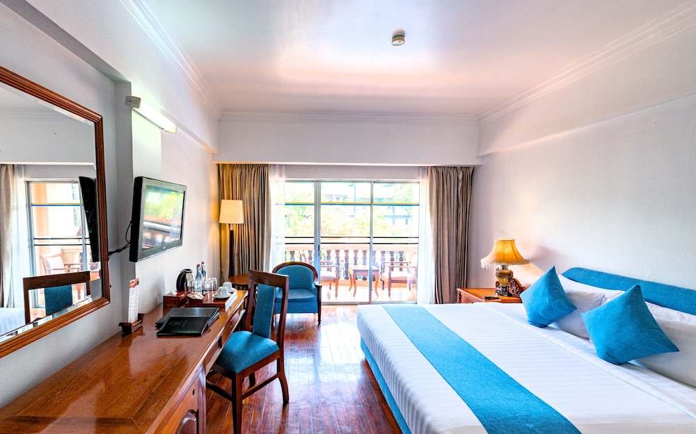 SUPERIOR, DOUBLE BED, CITY VIEW, BALCONY