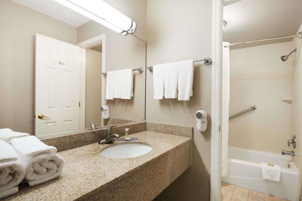 Super 8 by Wyndham Ormond Beach 19/31