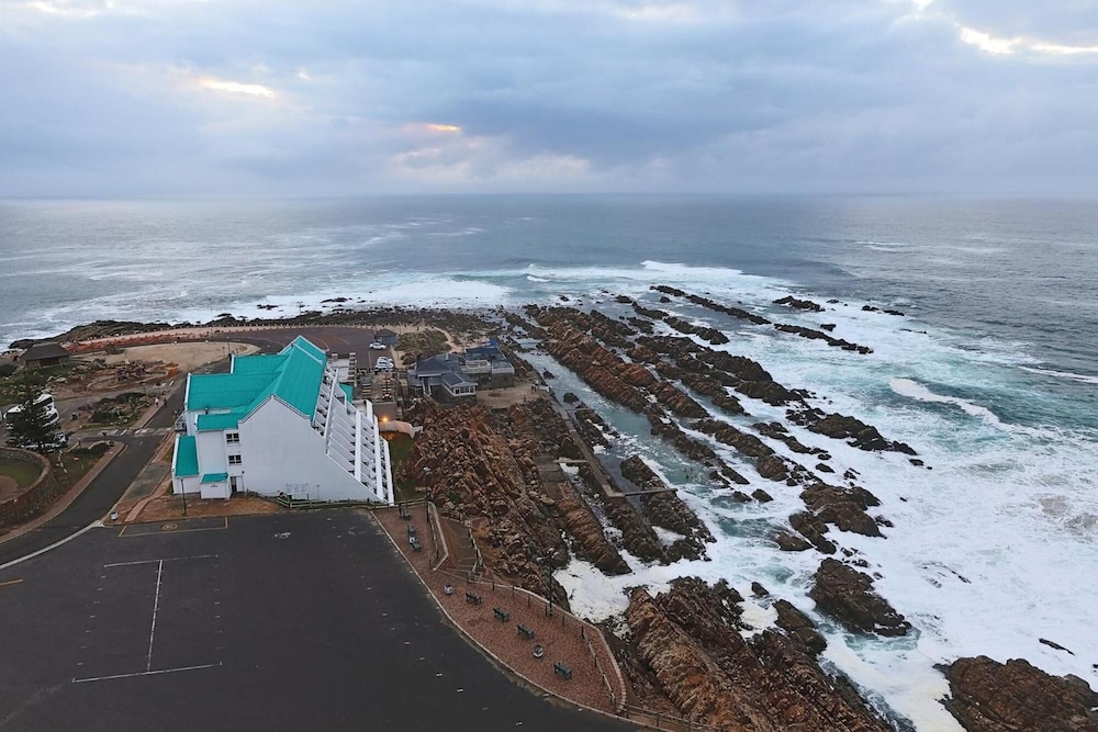 The Point Hotel Spa 59/62