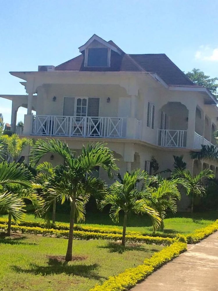 Coral Seas Beach Resort 6/58
