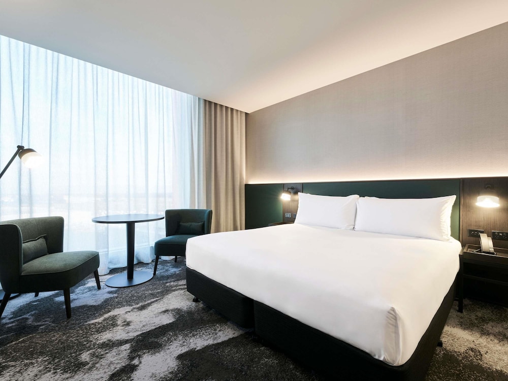 DELUXE, KING BED, RUNWAY VIEW