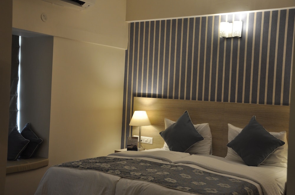 Starlit Suites 12/50