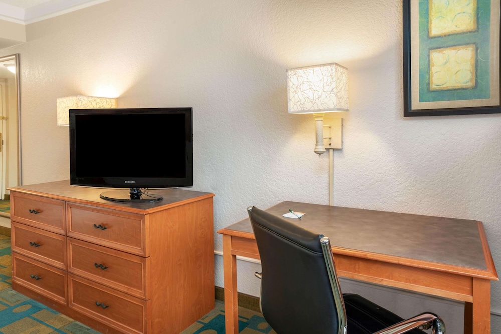 La Quinta Inn & Suites by Wyndham Seattle Sea-Tac Airport 42/48
