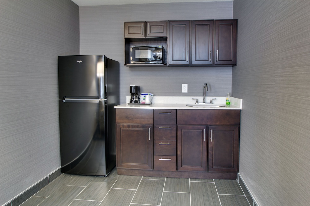 HOLIDAY INN EXPRESS SUITES SIDNEY 8/60