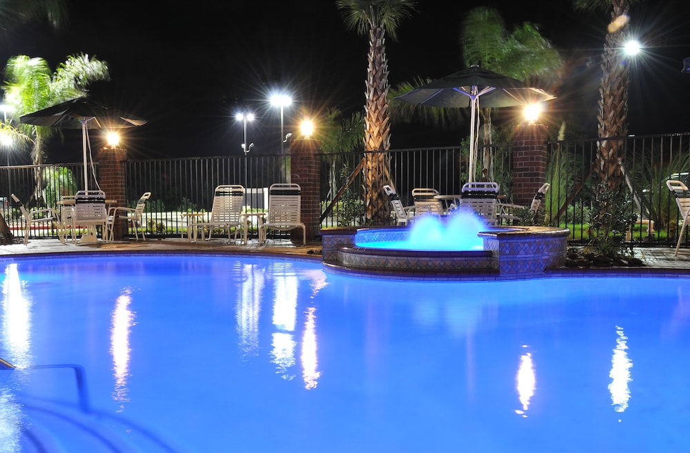 Holiday Inn Express Hotel & Suites Winnie 9/63