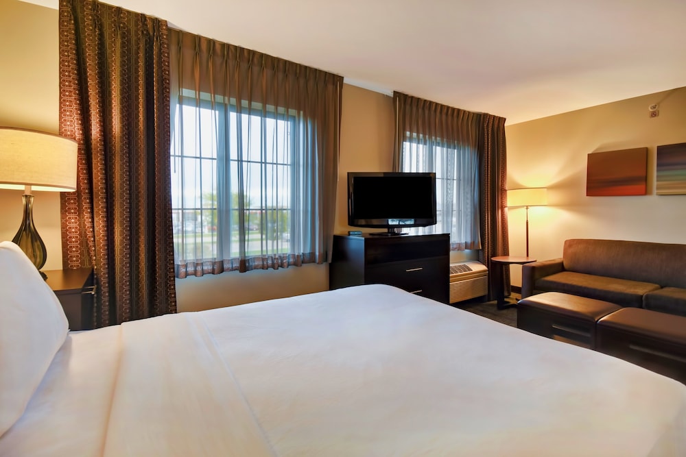 Staybridge Suites Madison-East 26/52