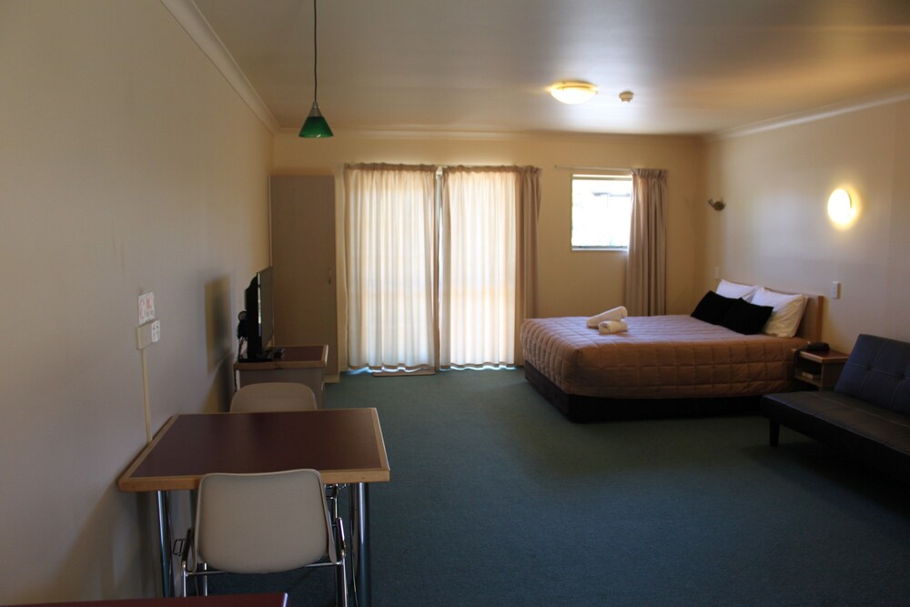 New Castle Motor Lodge 21/53