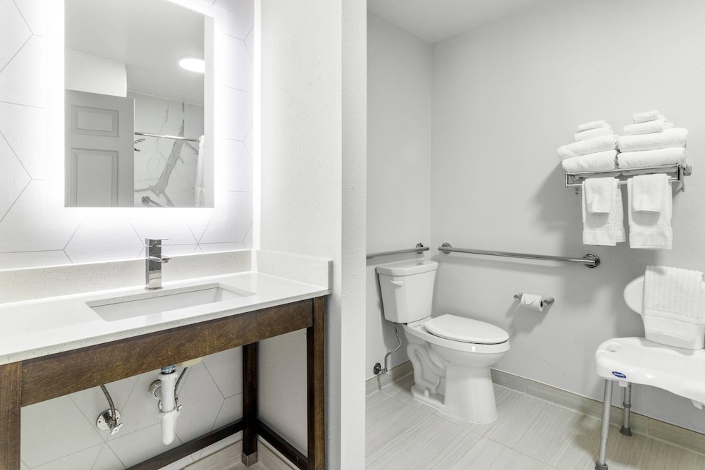 جناح بسريرين كوين مع أريكة لذوي الإعاقة، Comfort Suites Mount Vernon 3/3