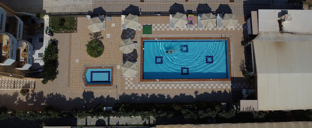 Esperides Beach Hotel Apartments in CHANIA