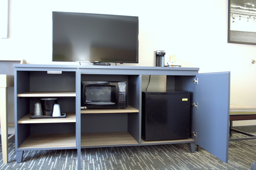 Country Inn and Suites by Radisson, Port Clinton, OH 20/24