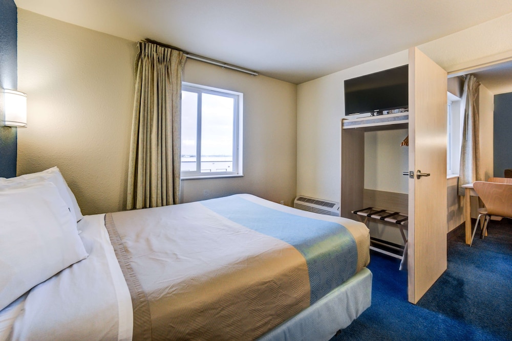 Days Inn by Wyndham Stony Plain 9/44