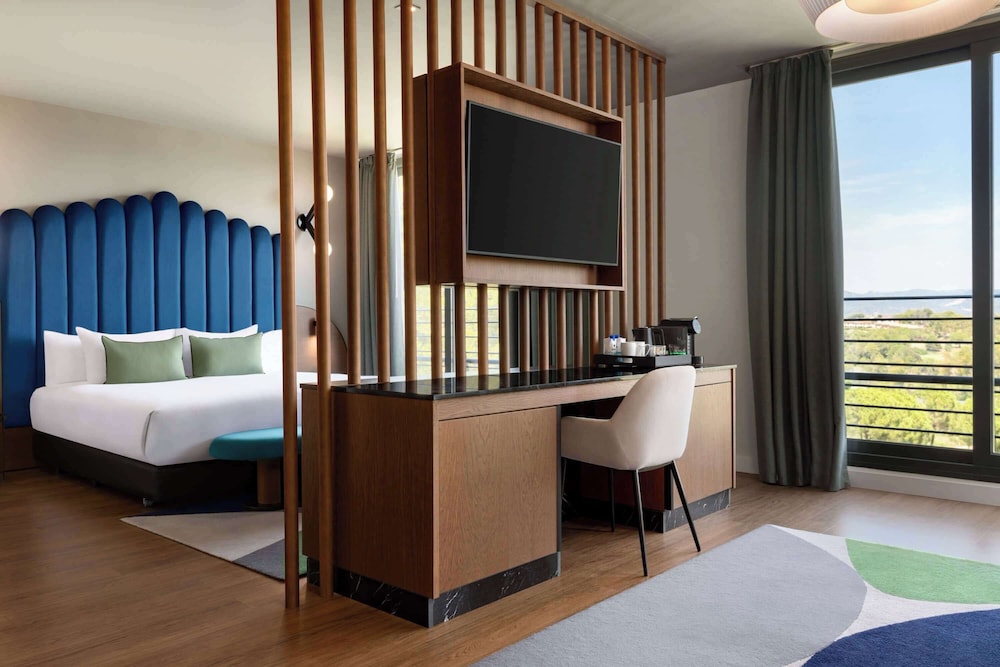 GOLF, SUITE, KING BED