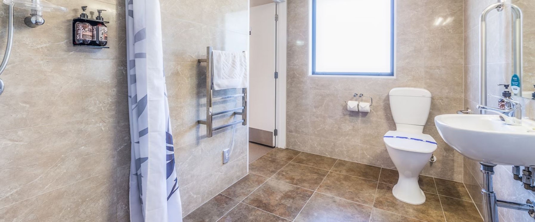 Quality Suites Alexander Inn 51/54