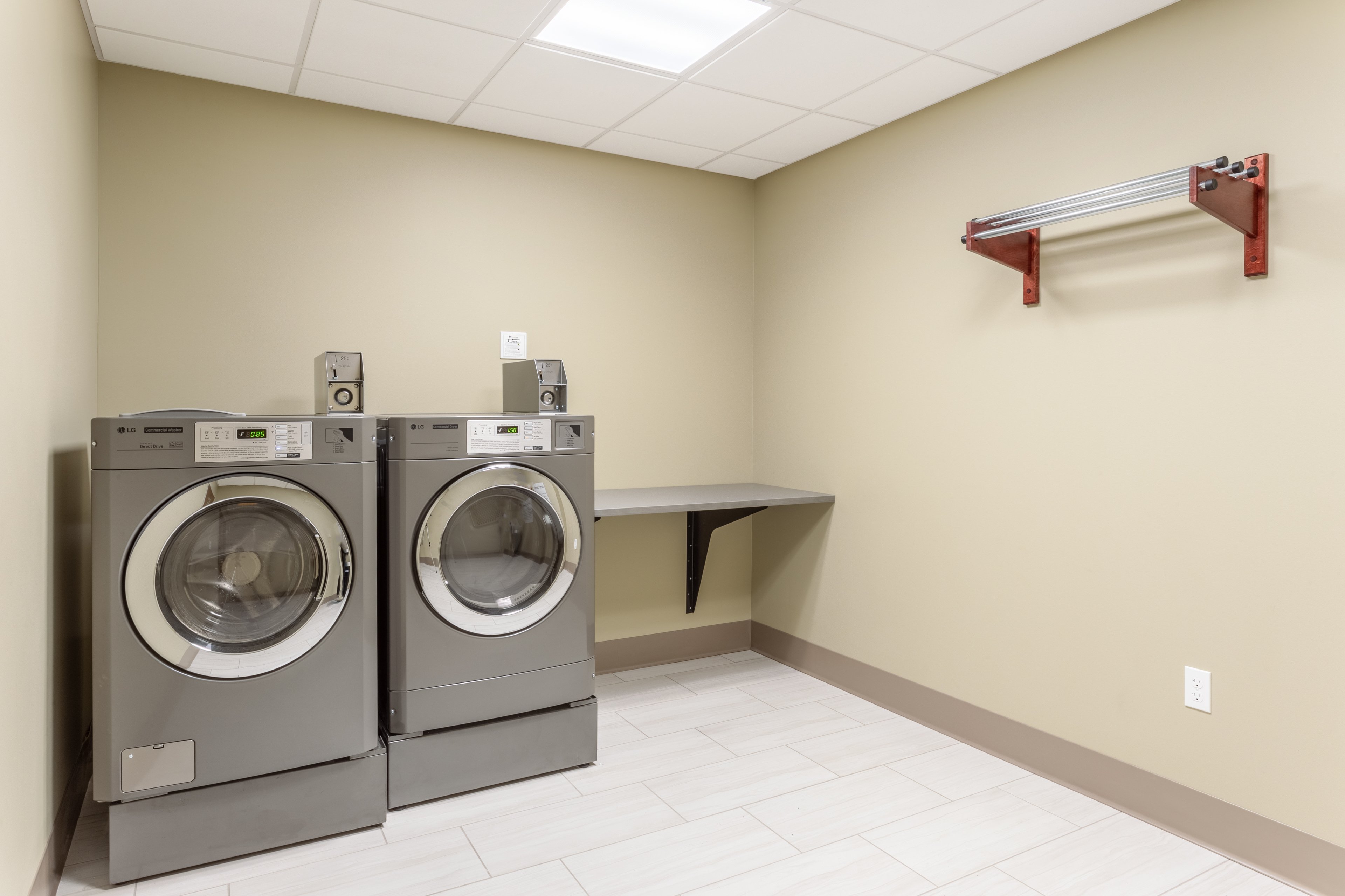 Holiday Inn Express Suites Springfield North 35/60
