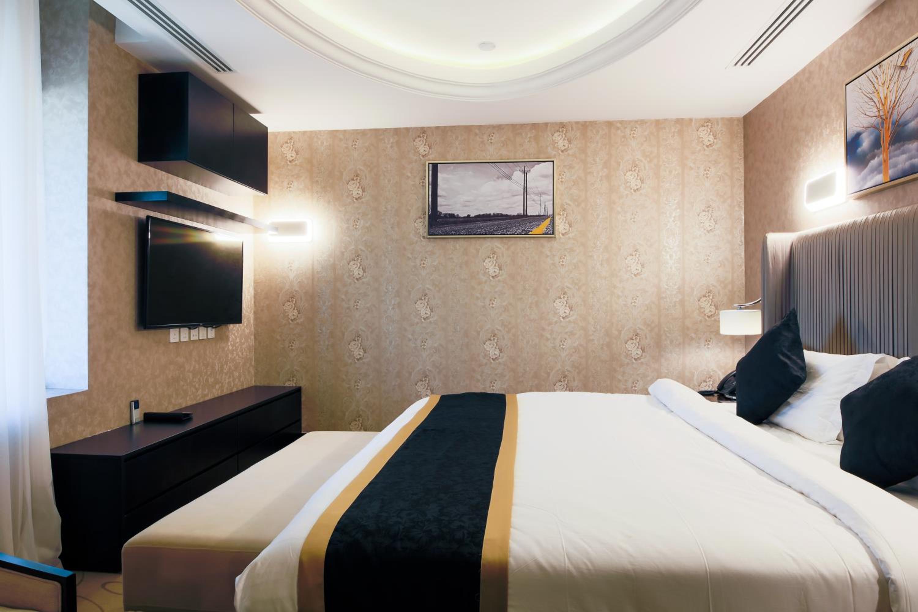 SUITE, QUEEN BED