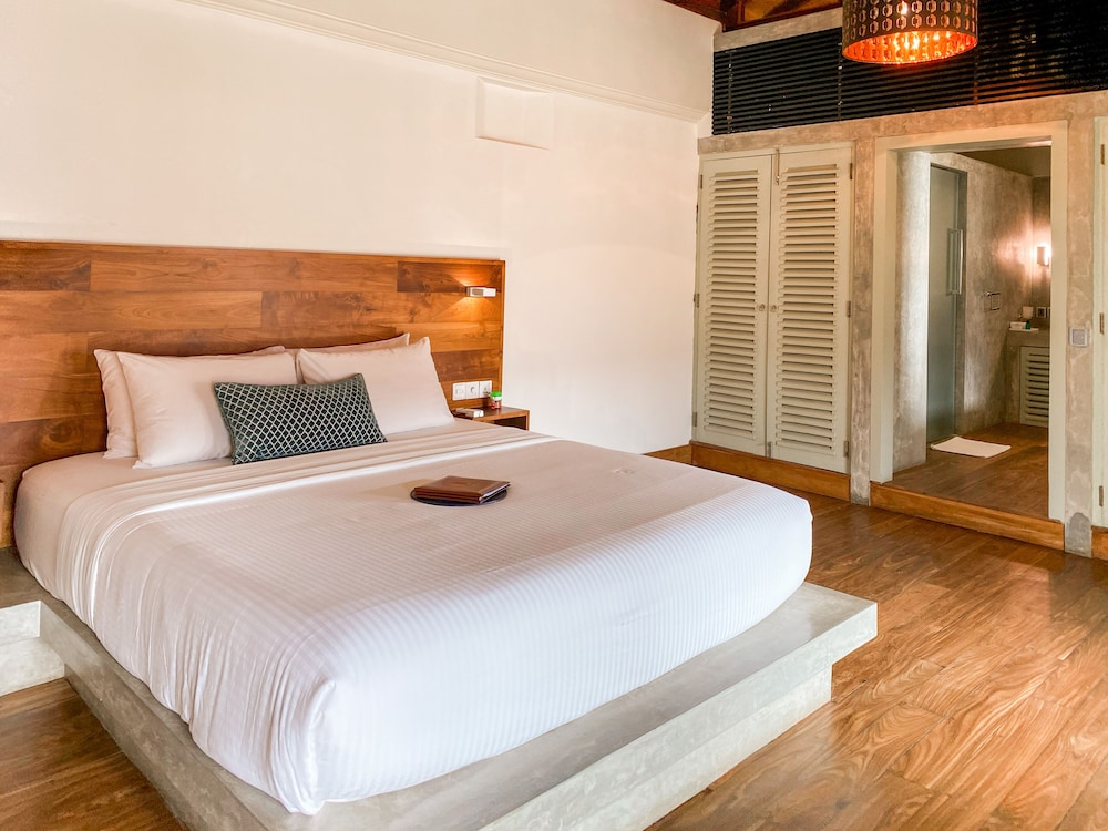 SUPERIOR, DOUBLE BED, OCEAN FRONT, PARTIAL OCEAN VIEW