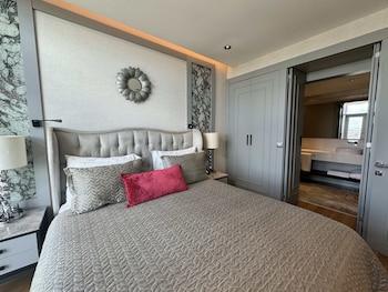 Senior, Suite, City View