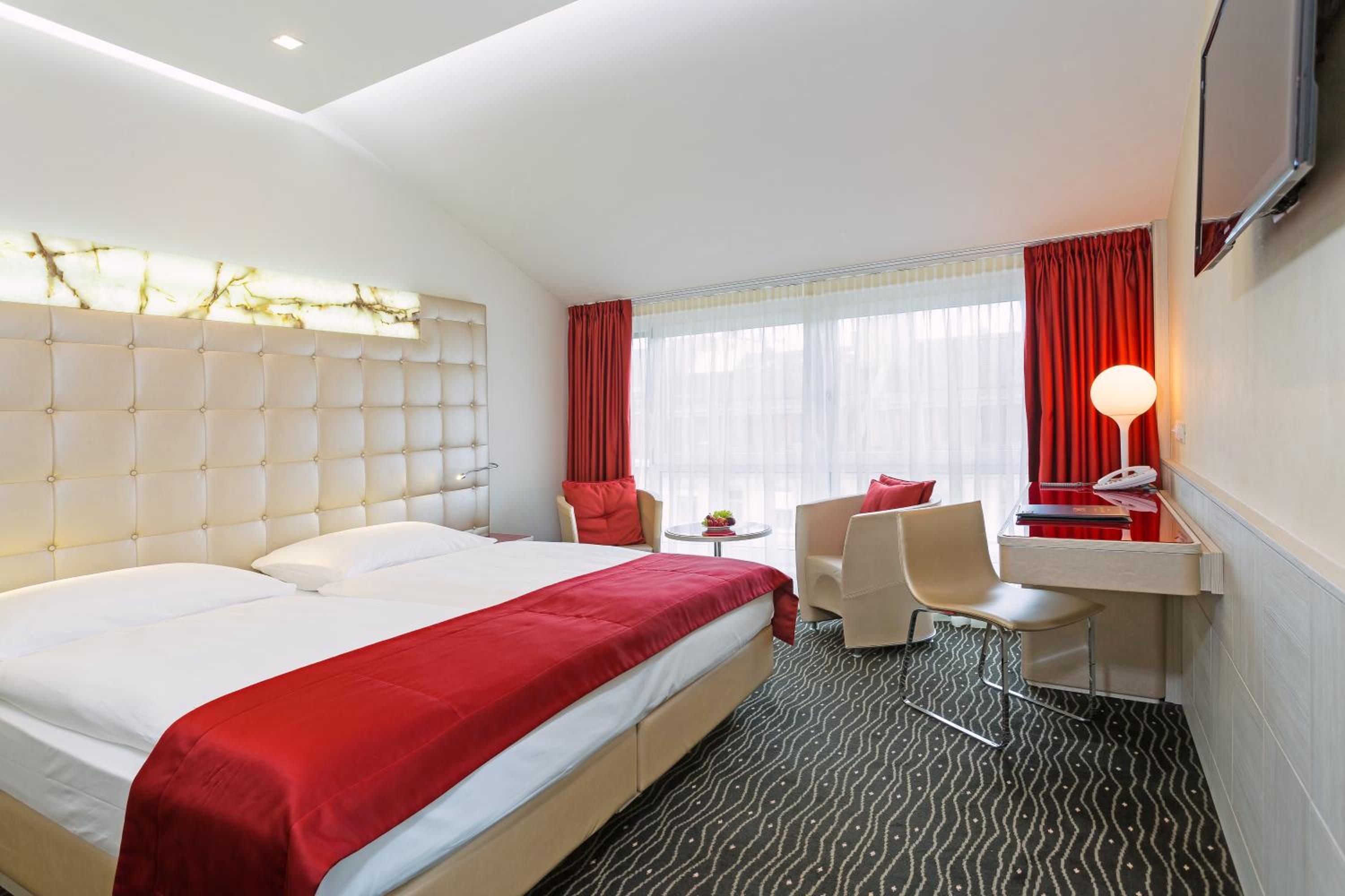 ROOM, DOUBLE BED