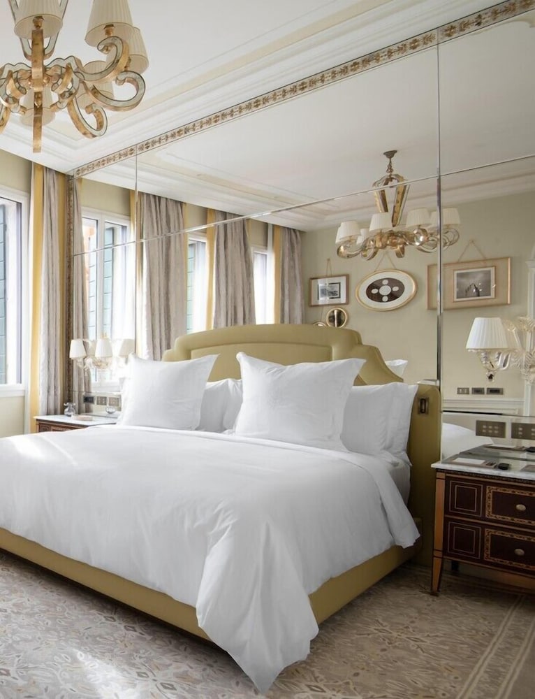 DELUXE, KING BED