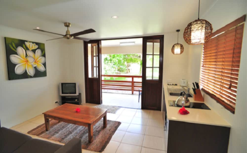 Cocomo Resort 30/50