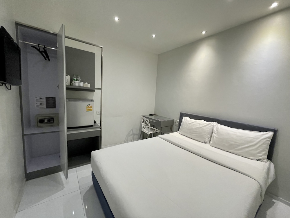 Room, Double Bed, No Window