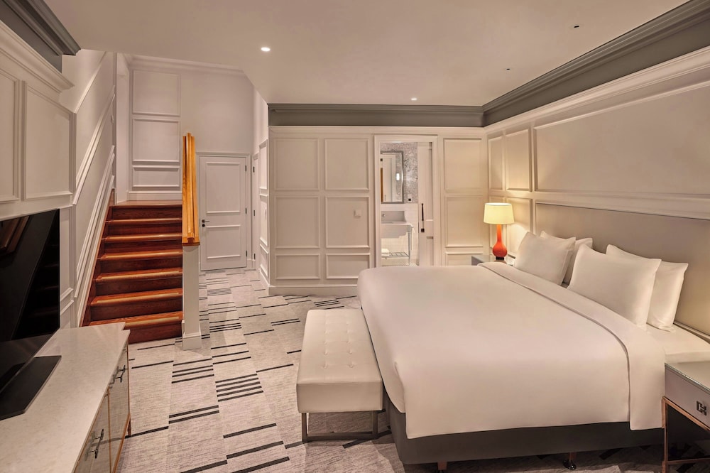 Club, King Bed, Balcony