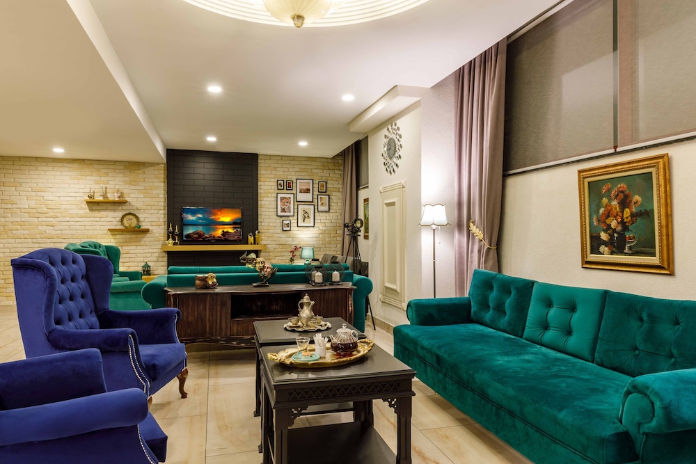 Golden Crown Hotel 46/66