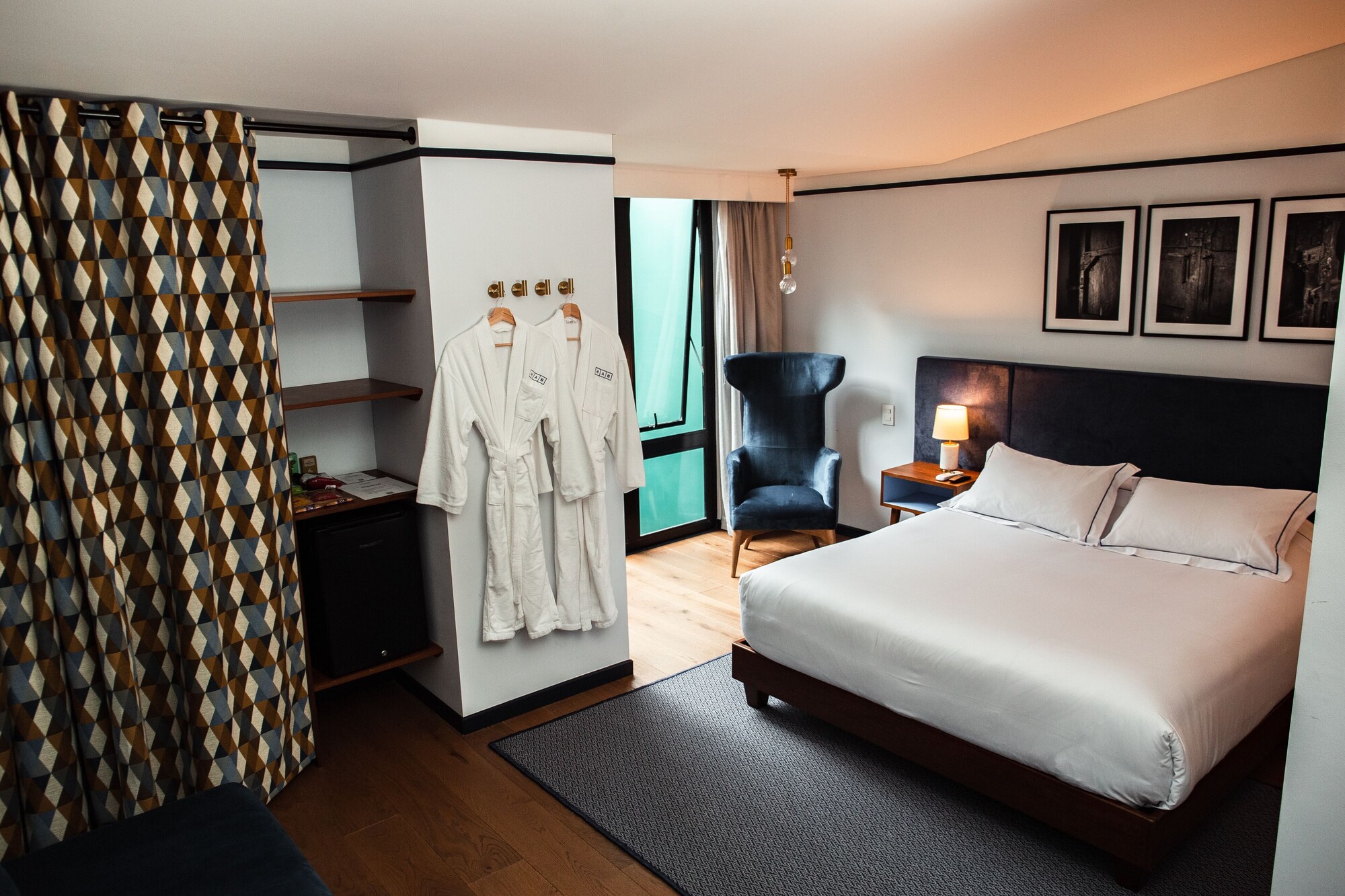 City, Queen Bed
