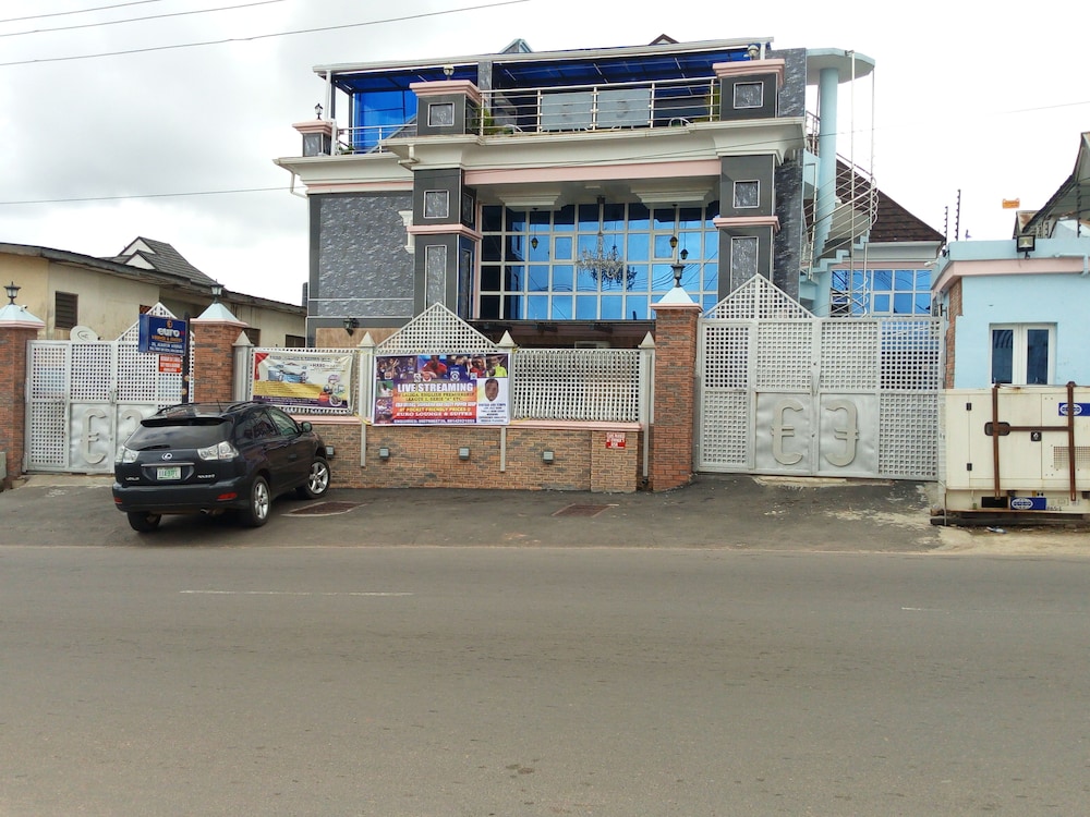 Euro Lounge And Suites 14/16
