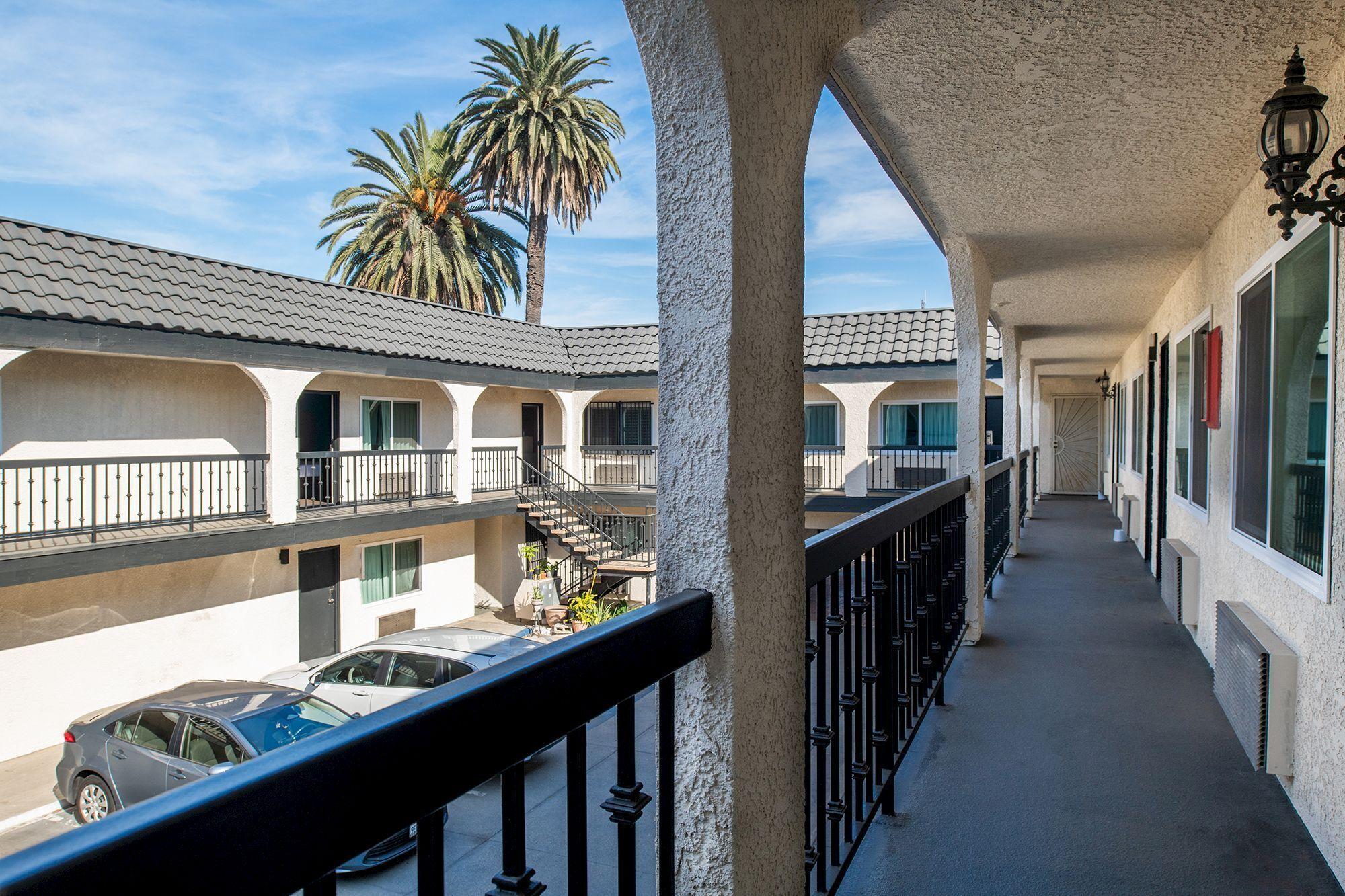 La Mirage Inn 23/27