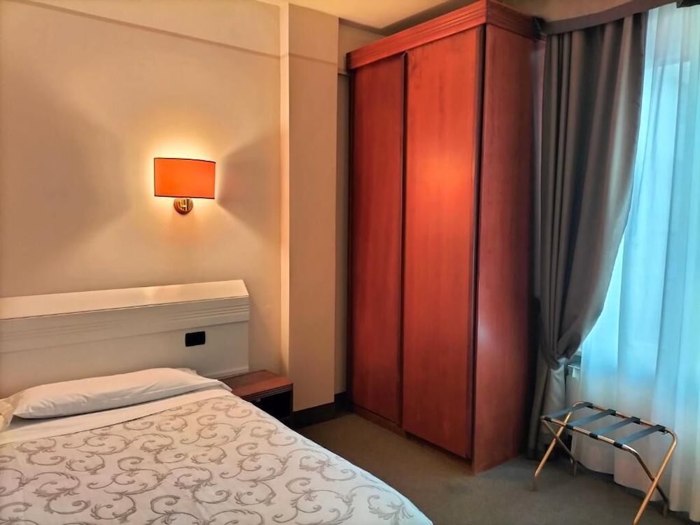 ROOM, SINGLE