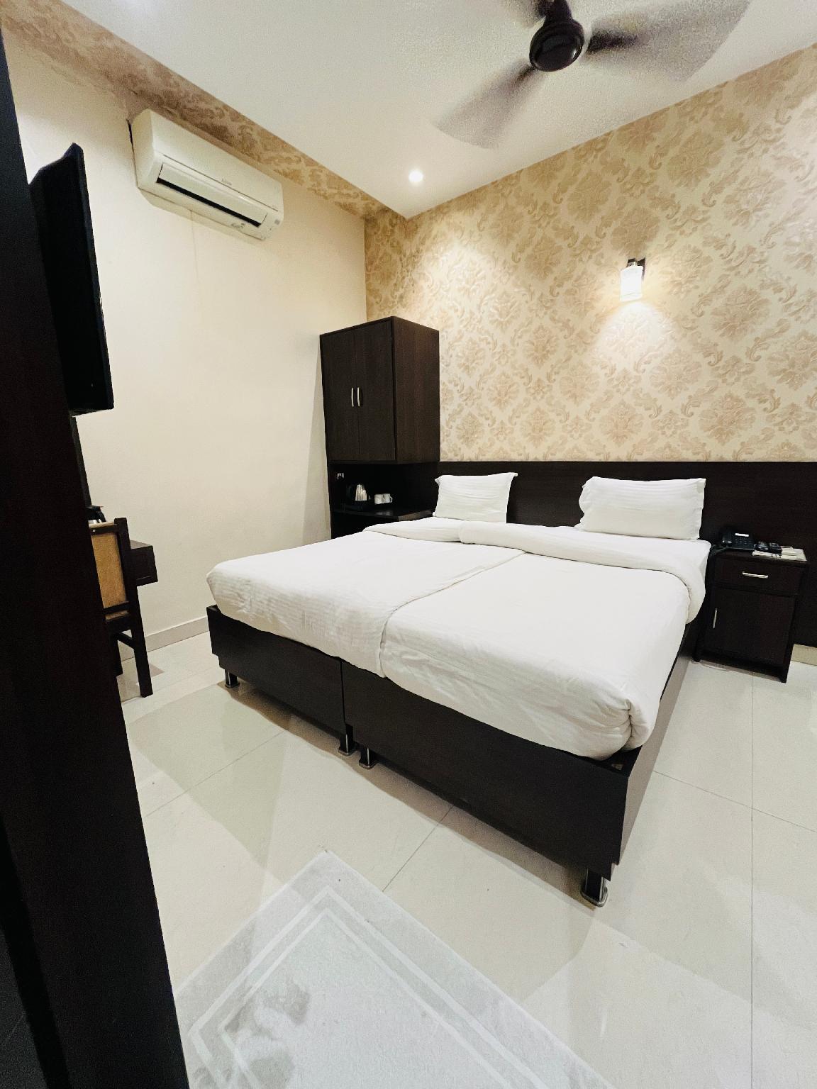 Oyo Rooms Mall Road Cantonment 13/46