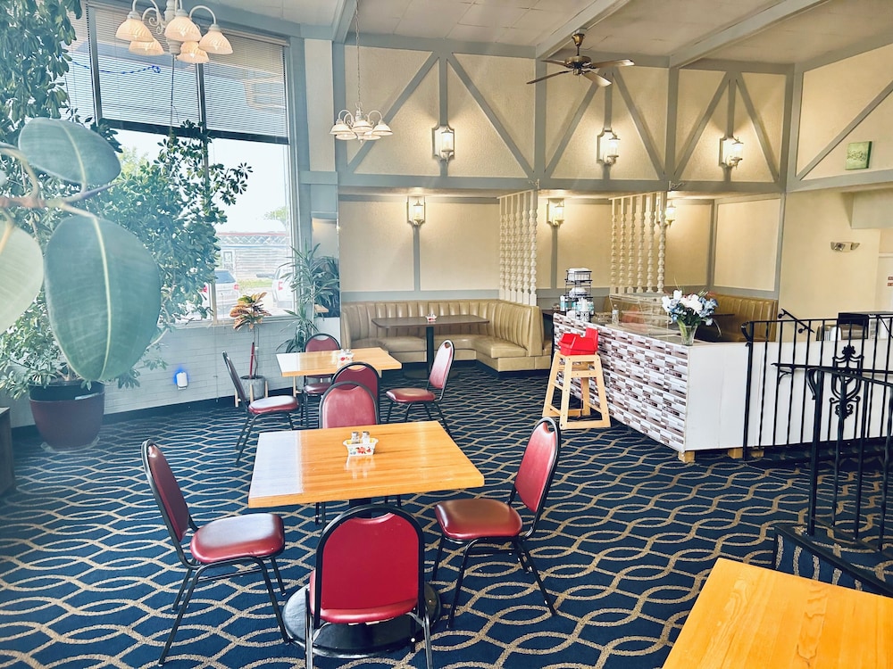 Hospitality Inn & Suites 32/37