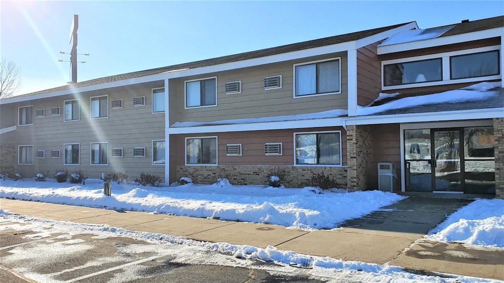 AmeriVu Inn and Suites - Avon 16/17