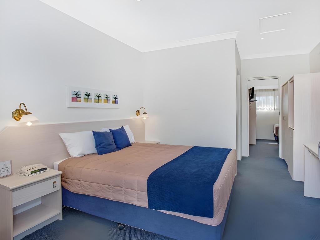 ROOM, QUEEN AND TWIN BEDS