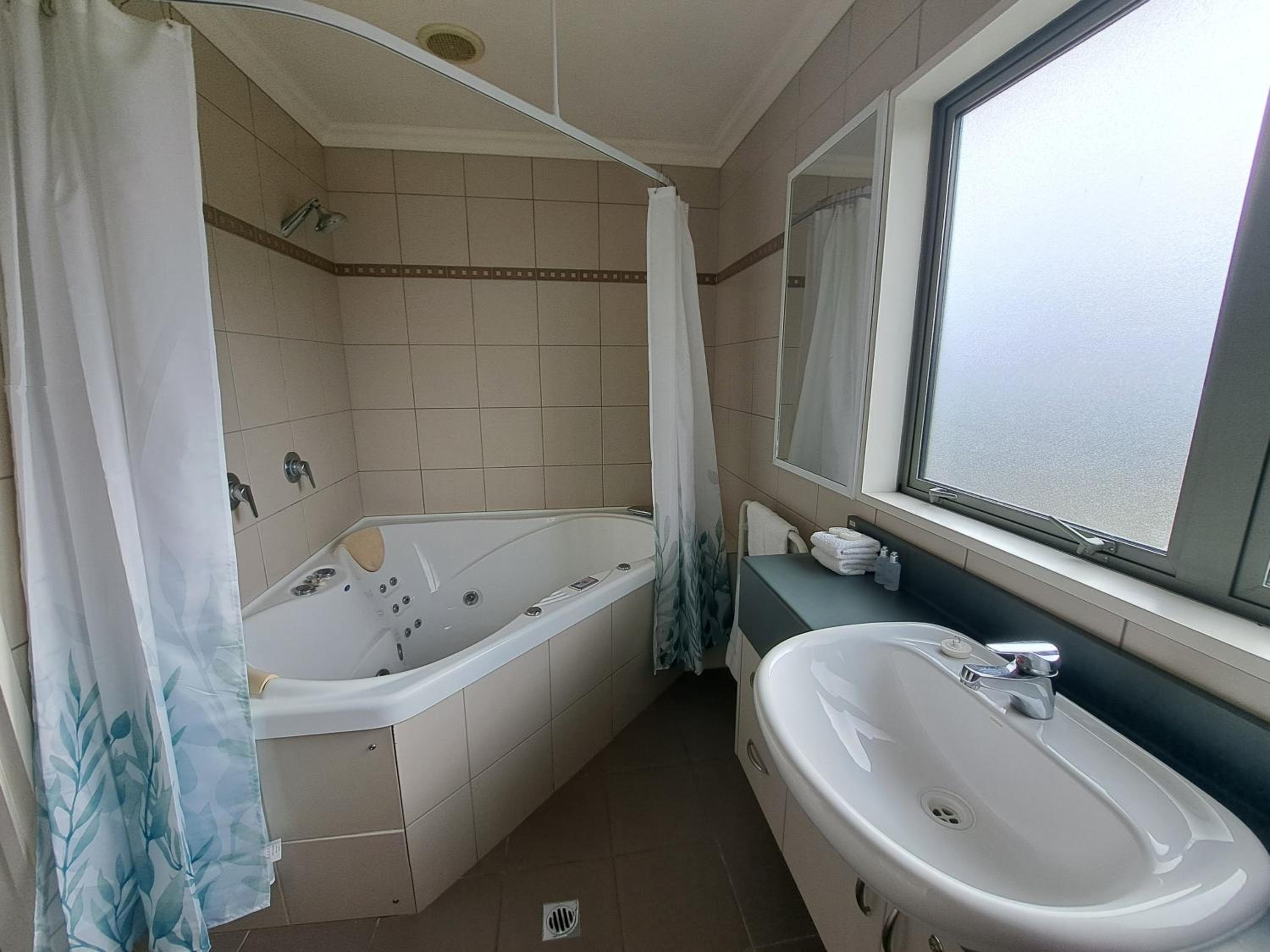 Hotel Lake Brunner 49/50