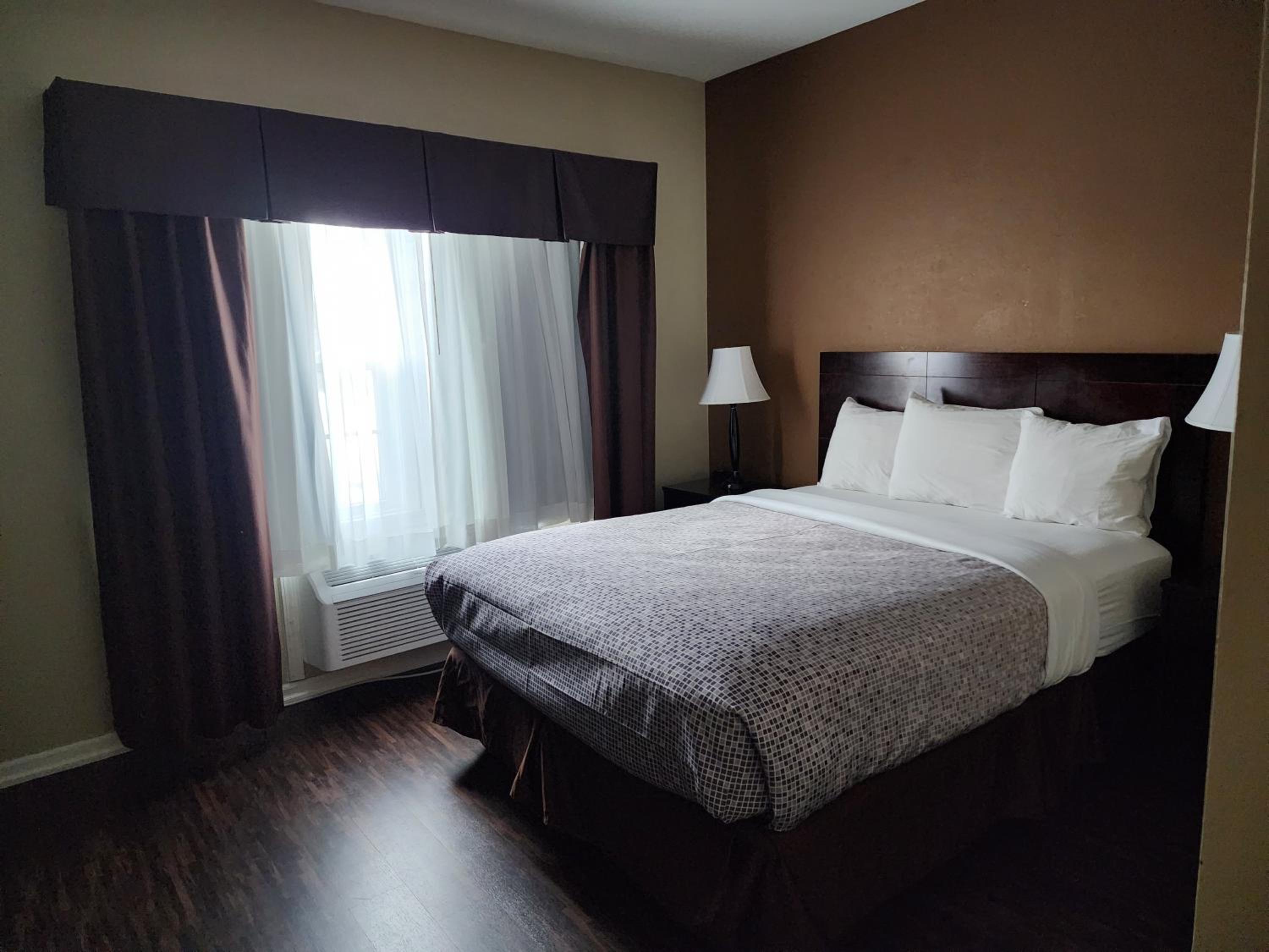 ROOM, QUEEN BED, ACCESSIBLE